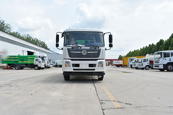 东风天锦吸泥吸水滚扫式洗地车